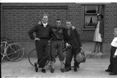 Wielrenner Noppe poseert met 2 supporters, Izegem 1957