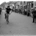 Wielerwedstrijd: spurt in Kortrijkstraat, Izegem 1957