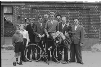 Wielrenner M. Heernaert poseert na de koers met supporters, Izegem 1957