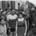 Wielerwedstrijd: spurt in Kortrijkstraat, Izegem 1957