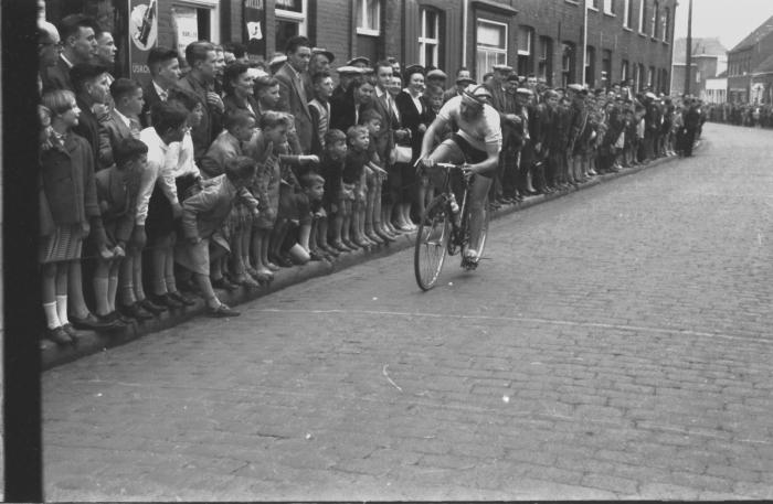 Wielerwedstrijd: M. Heernaert wint in Kortrijksestraat, Izegem 1957