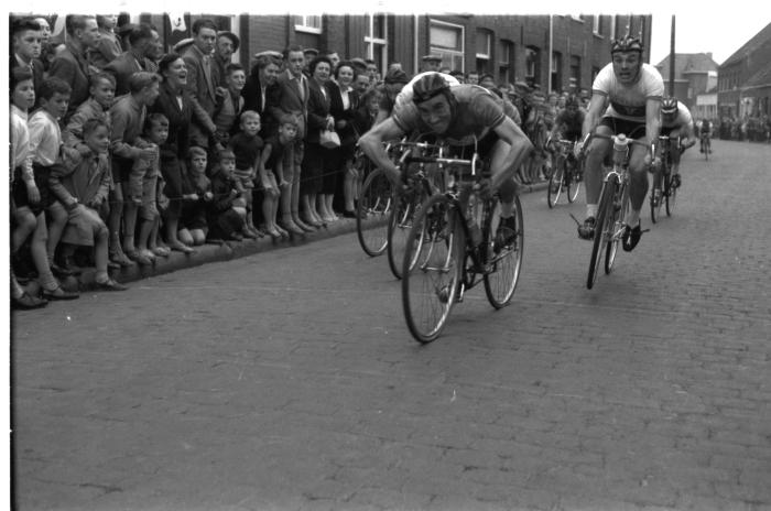 Wielerwedstrijd: spurt voor ereplaats in Kortrijksestraat, Izegem 1957