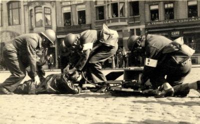 Oefening Passieve Luchtbescherming, verzorgen gewonde, 1938