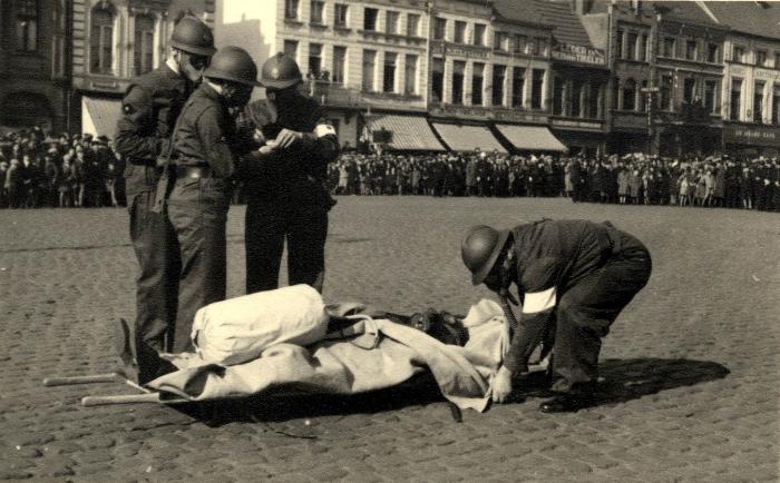 Oefening Passieve Luchtbescherming, verzorgen gewonde, 1938