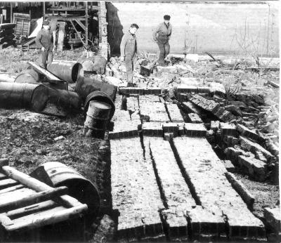 Arbeiders bij puin na overstroming, 1964-1965
