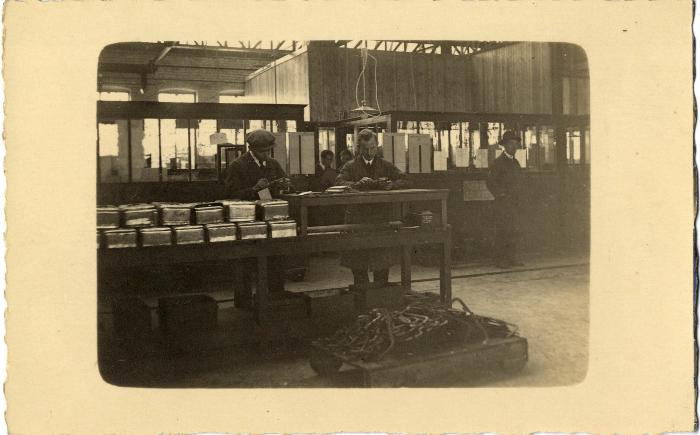 Arbeiders aan het werk in de fabriek van Sabbe & Steenbrugge (SAST)