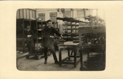 Arbeiders aan het werk in de fabriek Sabbe & Steenbrugge (SAST)