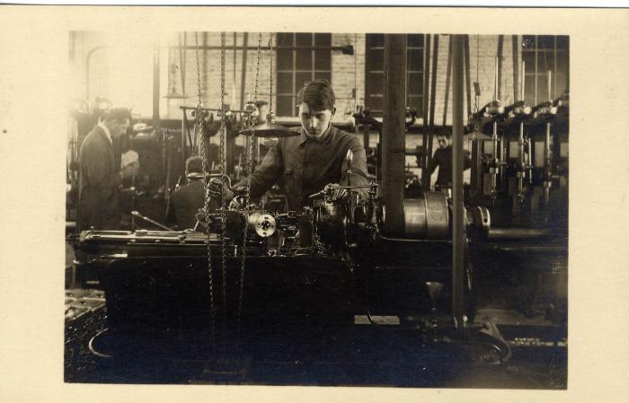 Arbeiders aan het werk in de fabriek Sabbe & Steenbrugge (SAST)