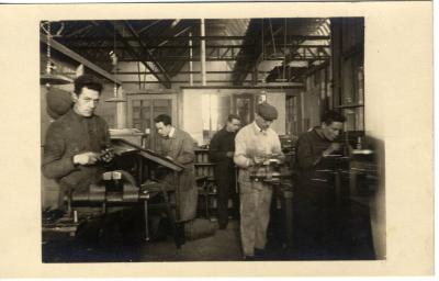 Arbeiders aan het werk in de fabriek Sabbe & Steenbrugge (SAST)