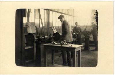 Arbeiders aan het werk in de fabriek Sabbe & Steenbrugge (SAST)