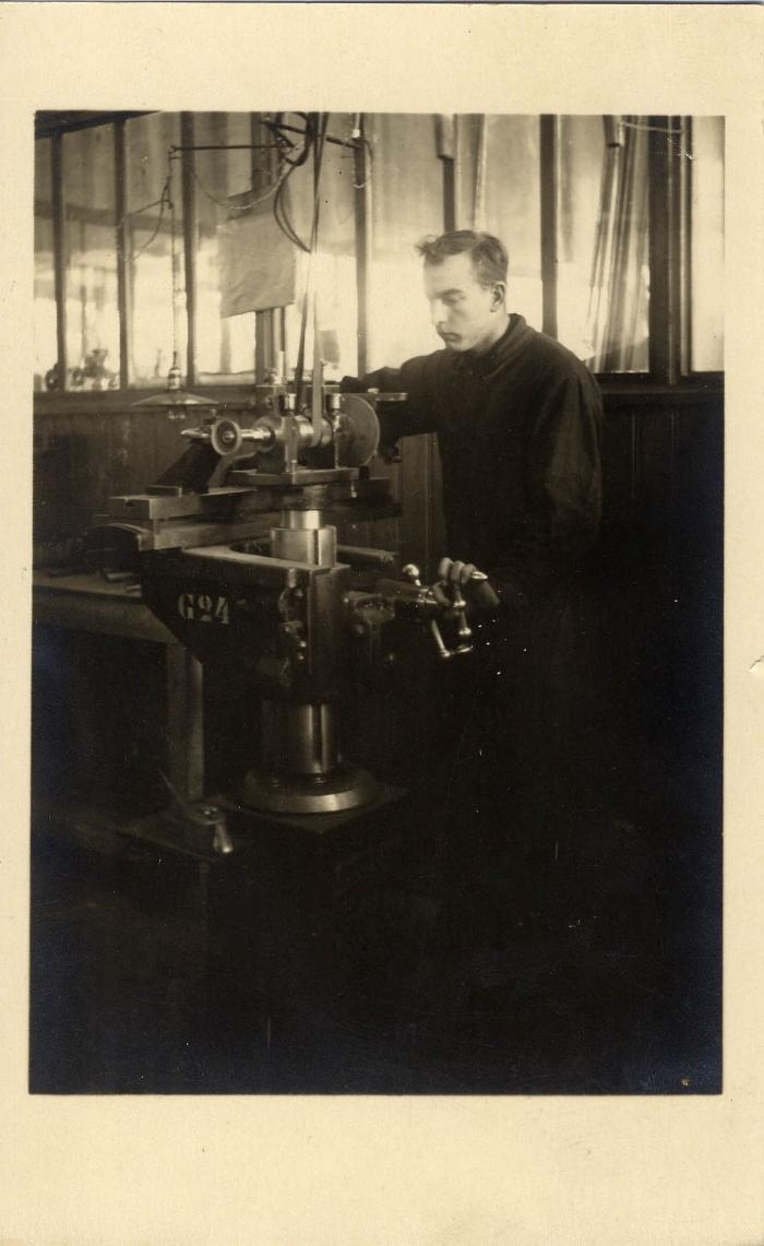 Arbeider aan het werk in de fabriek Sabbe & Steenbrugge (SAST)