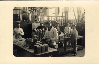 Arbeiders aan het werk in de fabriek Sabbe & Steenbrugge