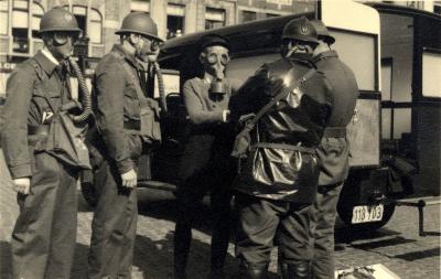 Oefening Passieve Luchtbescherming, groep met gasmaskers, 1938