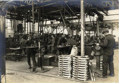 Arbeiders aan het werk in fabriek Sabbe & Steenbrugge (SAST)