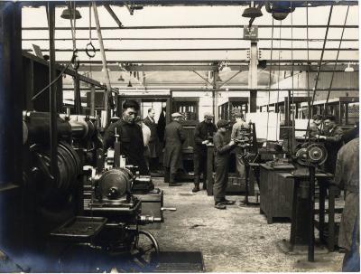 Arbeiders aan het werk in fabriek Sabbe & Steenbrugge (SAST)