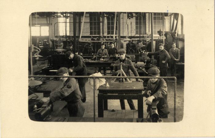 Arbeiders aan het werk in de fabriek Sabbe & Steenbrugge (SAST)