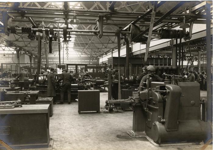 Arbeiders aan het werk in fabriek Sabbe & Steenbrugge (SAST)