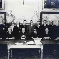Groepsfoto nieuwe gemeenteraad Roeselare, 1953