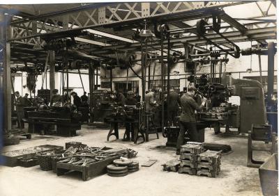 Arbeiders aan het werk in de fabriek Sabbe & Steenbrugge (SAST)