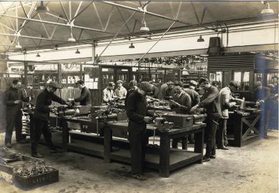 Arbeiders aan het werk in fabriek Sabbe & Steenbrugge (SAST)