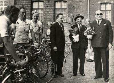 Ontvangst Koninklijke Stedelijke Wielrijdersbond met voorzitter Renier, 1967