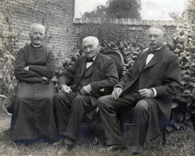 Honderdjarige Petrus Debrabander met pastoor Slosse en waarnemend burgemeester Vandenberghe, 1916