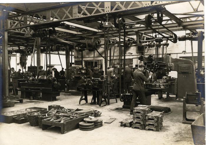 Arbeiders aan het werk in de fabriek Sabbe & Steenbrugge (SAST)