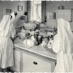 Zusters aan het werk in het moederhuis