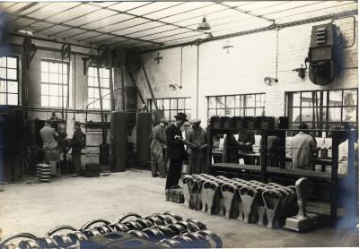 Arbeiders aan het werk in de lakafdeling van Sabbe & Steenbrugge (SAST)