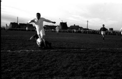 Actiefoto's voetbal, Izegem, 1959