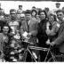 Wielerwedstrijd in Krekelstraat: Bultinck poseert met R. Decock, Izegem 1957