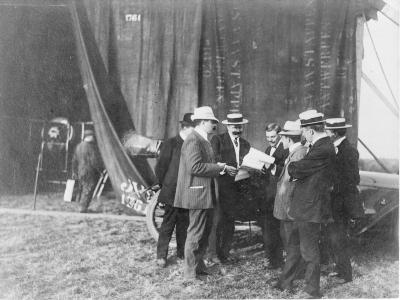 Vliegmeeting, nog even bespreken, 1911