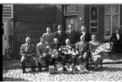 Kampioenviering vinkenzetting: bestuur van 'De Lustige Zangers', Izegem 1957