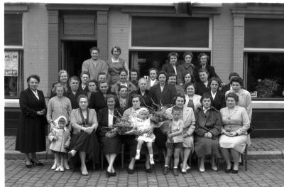 Kampioenviering 'Vrouwen Bolders' café 'De Flandria', Izegem 1957