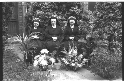 Jubileumviering kloosterzusters: jubilarissen poseren met moeder overste, Izegem 1957