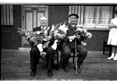 Viering 50 jaar 'spoorders': 2 'spoorders' in de bloemen, Izegem 1957