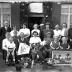 Kampioenviering vinkenzetting Sint-Jansvinken: familiefoto met kampioen Vanhaecke, Izegem 1957