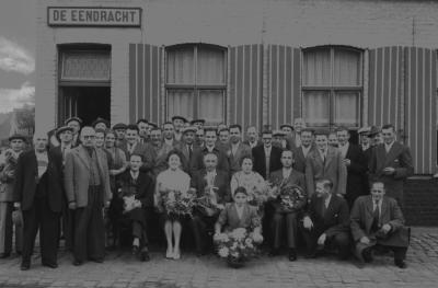 Kampioenviering 'De Eendracht': groepsfoto voor café, Izegem 1957