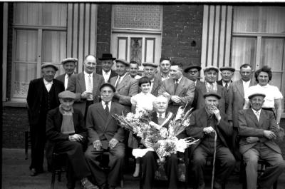 Viering 50 jaar 'spoorders': groepsfoto, Izegem 1957