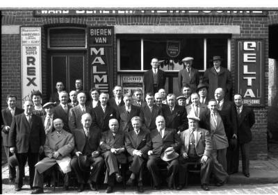 Groepsfoto voor café 'St.-Elooy' bij Ward Demeyer, Izegem 1957