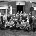 Kampioenviering café 'Toerist': groepsfoto, Izegem 1957