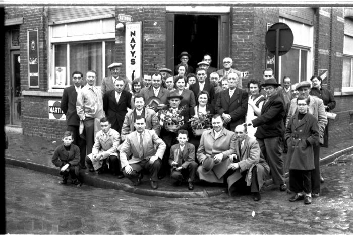 Kampioenviering café 'Toerist': groepsfoto, Izegem 1957