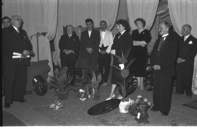 Fotoreportage van een toneelspel: toespraak, zoenen en een handdruk, Izegem 1957