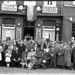 Café 'Burgerswelzijn, bij Conrard Himpe': groepsfoto, Izegem 1957