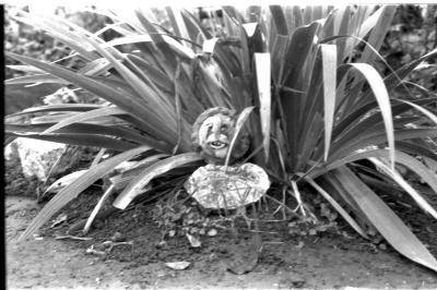 Siervoorwerp in tuin, Izegem 1957