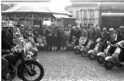 Jubilarissen poseren met scooterrijders, Emelgem 1957