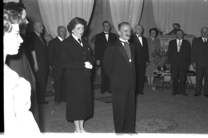 Fotoreportage van een toneelspel: toneelfiguren Rose en Anton (gespeeld door Antoinette en Roger) op podium, Izegem 1957