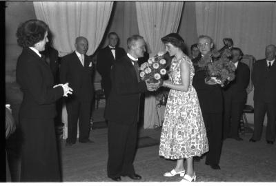 Fotoreportage van een toneelspel: Roger krijgt bloemen en een beeldje (respectievelijk van Annie en Margarite), Izegem 1957