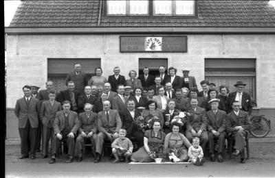 Kampioenviering Café 'Roxy': groepsfoto rashondenclub, Izegem 1957