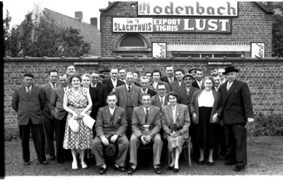 Groepsfoto in tuin van café 'Nordhausen': bazin op de foto, Izegem 1957